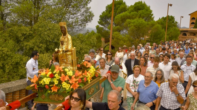 Procesión hasta la ermita en la fiesta de la Virgen de Torreciudad (002) Procesión hasta la ermita en la fiesta de la Virgen de Torreciudad (002)
