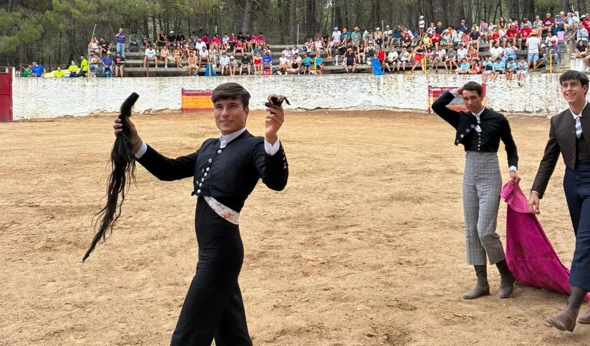 Ignacio Boné pasea las orejas y el rabo tras su buena actuación. Los novilleros oscenses siguen cosechando éxitos.