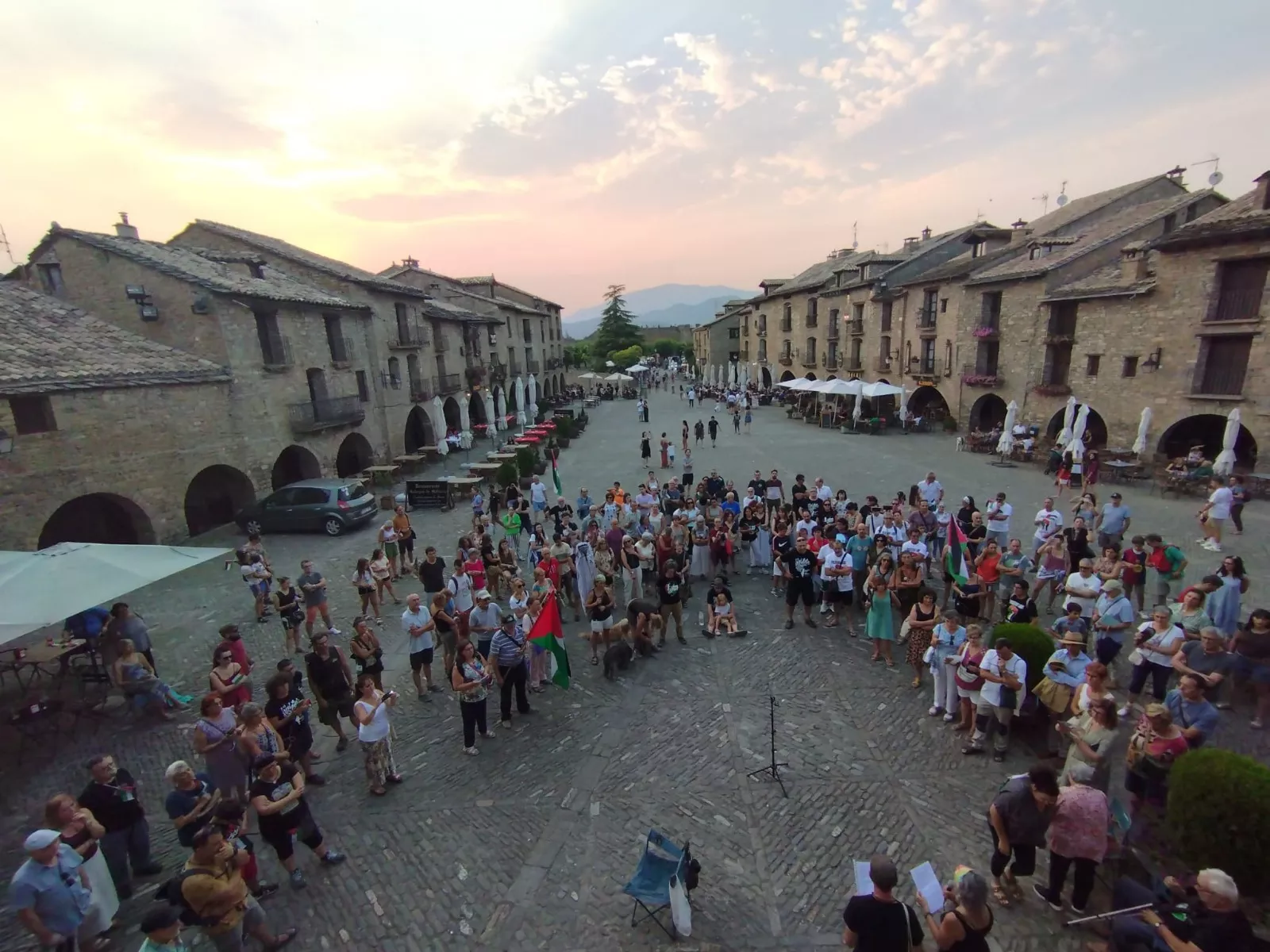Concentración celebrada en la Plaza Mayor de Aínsa.