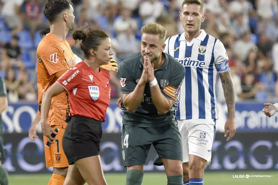 Pulido dialoga con Marta Huerta de Aza. Los jugadores del Huesca no han estado satisfechos con su labor.