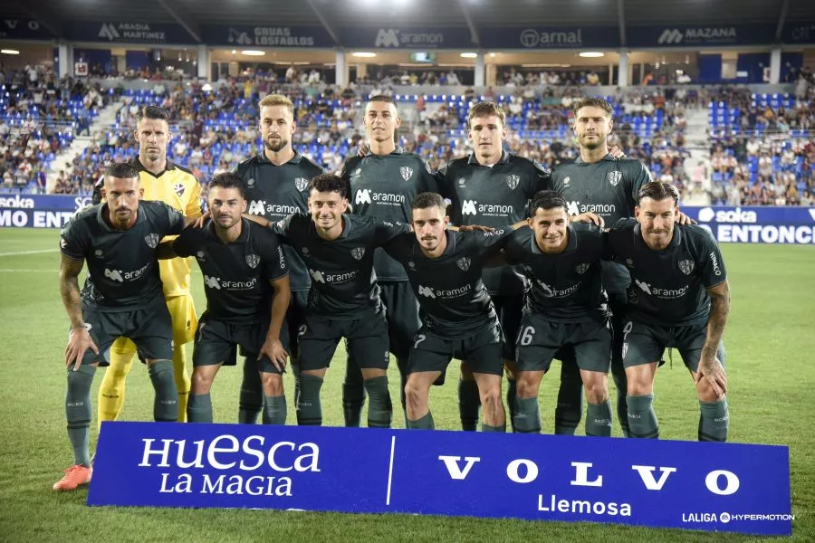 El primer once del Huesca en esta Liga, configurada por el míster y el señor Martín González