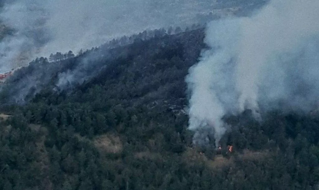 Incendio forestal en las peñas de Larraz, entre Aragüés del Puerto y el Valle de Hecho Incendio forestal en las peñas de Larraz, entre Aragüés del Puerto y el Valle de Hecho