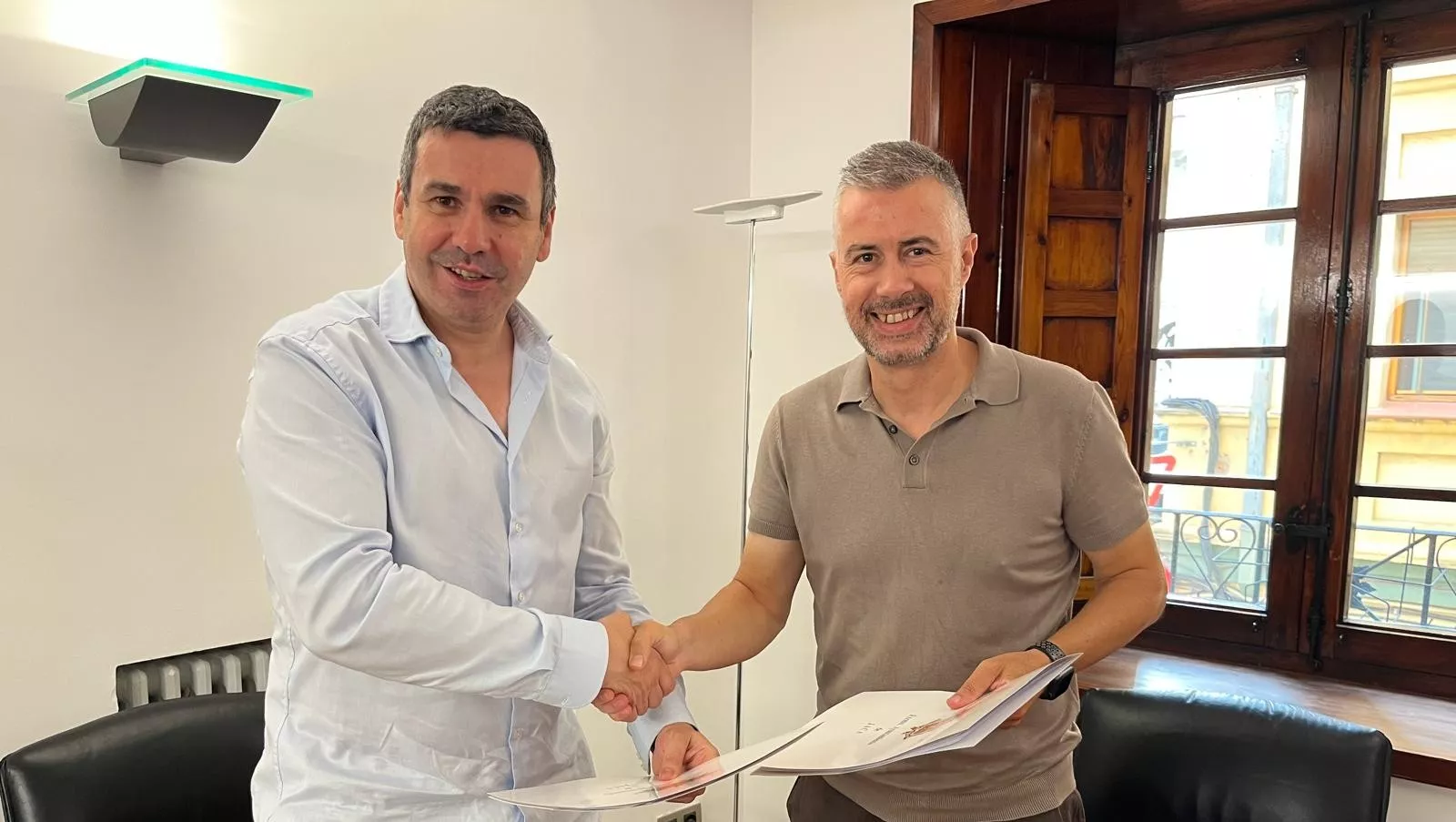 Carlos Serrano y Fernando Sánchez firman el acuerdo de colaboración. Canfranc y Jaca unen fuerzas para el Mundial de Montaña y Trail Running.