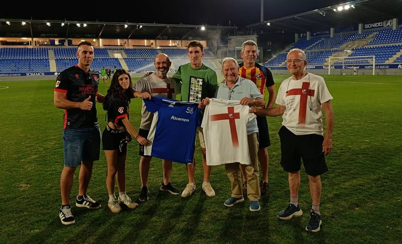 Iker Kortajarena recoge el premio al Jugador Más Valioso de la Peña SD Huesca Barcelona.
