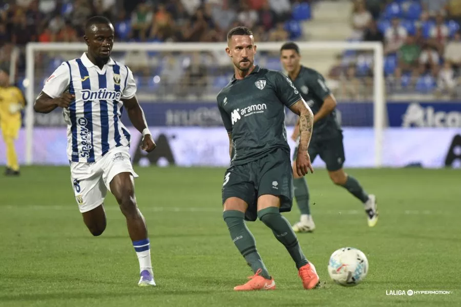 Sielva realiza un pase en el partido del Huesca ante el Leganés. Foto: LaLiga
