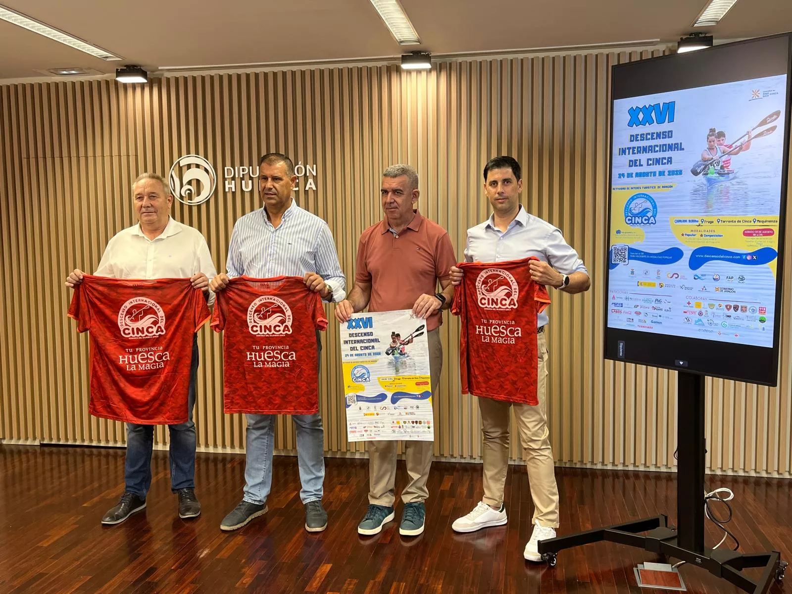 José Javier Ferrer, Sergio Serra, Daniel Sorolla y Adolfo Sasot, en la presentación de la 26ª edición del Descenso Internacional del Cinca. Foto: Adri Mora