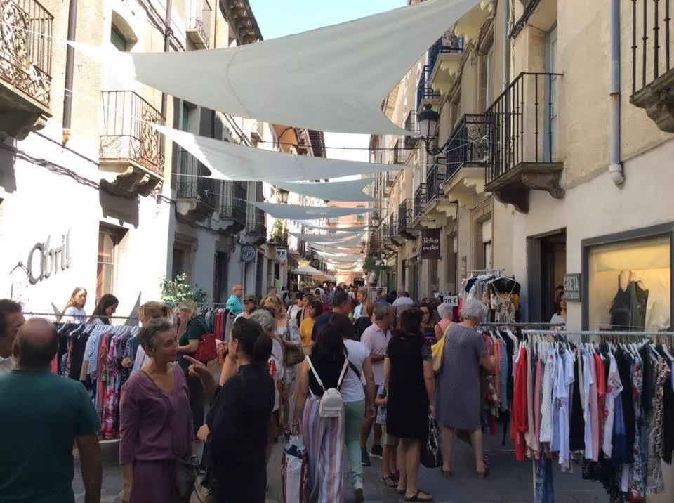 El comercio toma las calles de Jaca para despedir el verano con descuentos y ambiente festivo. El comercio toma las calles de Jaca para despedir el verano con descuentos y ambiente festivo.