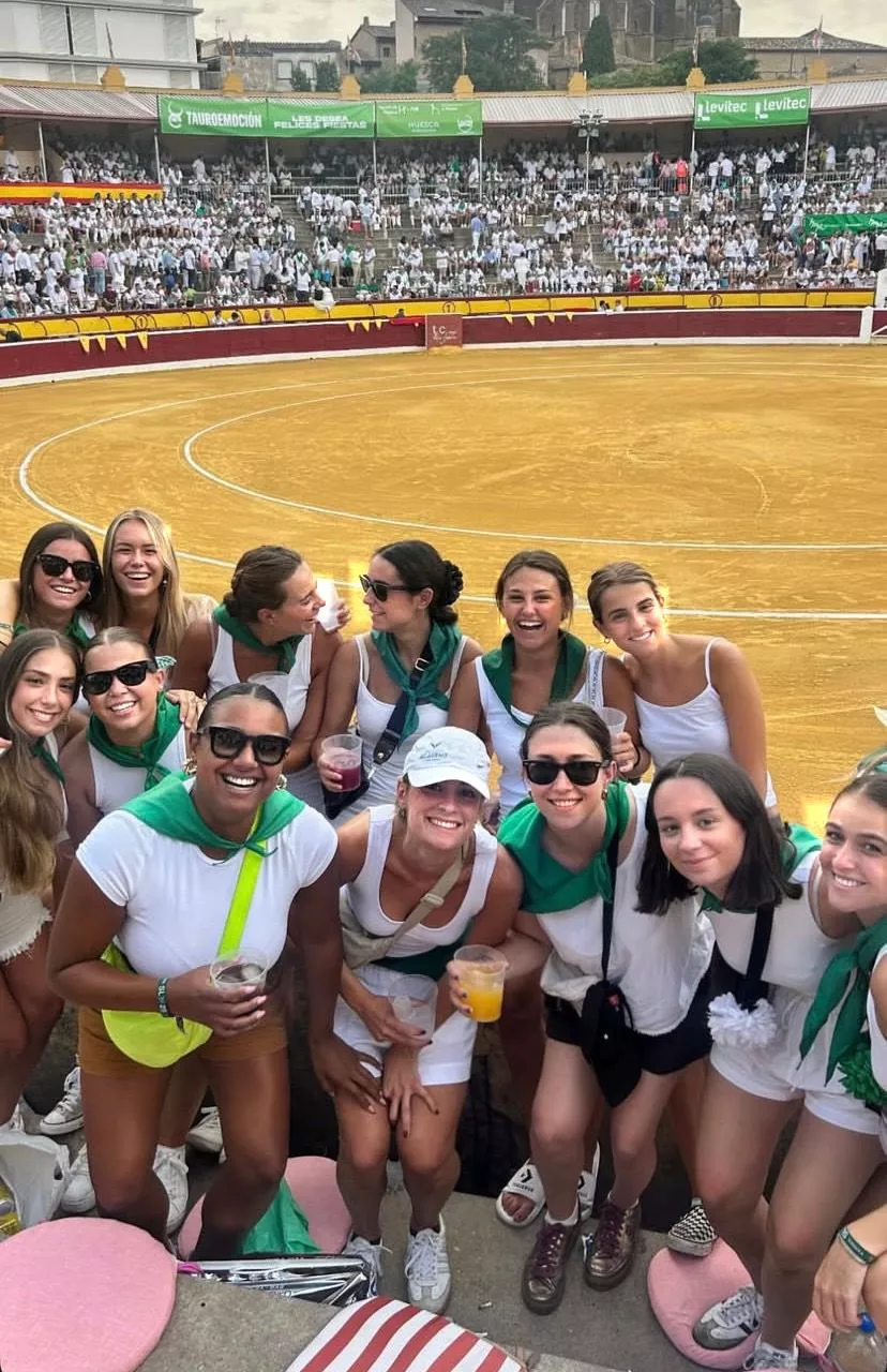 Jóvenes en la Plaza de Toros de Huesca