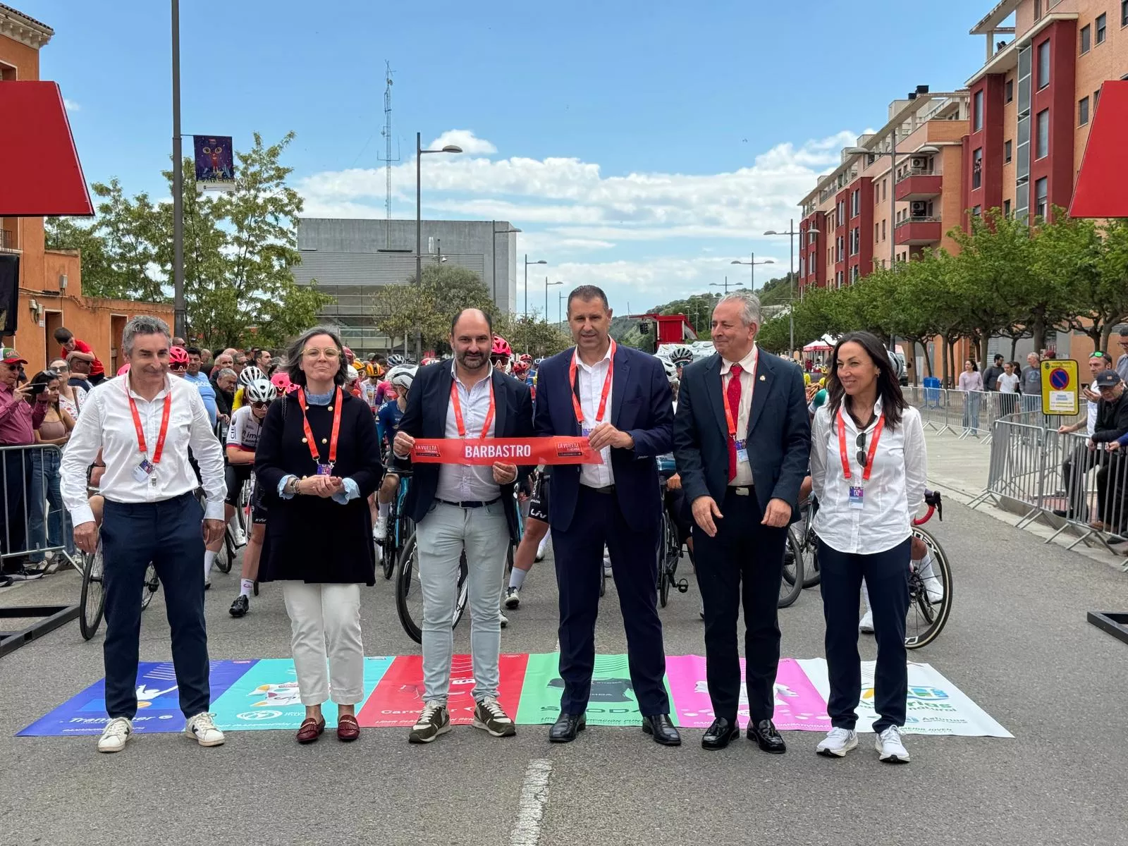 Autoridades antes de la salida de la etapa de la Vuelta Femenina que partió desde Barbastro el pasado mes de mayo.
