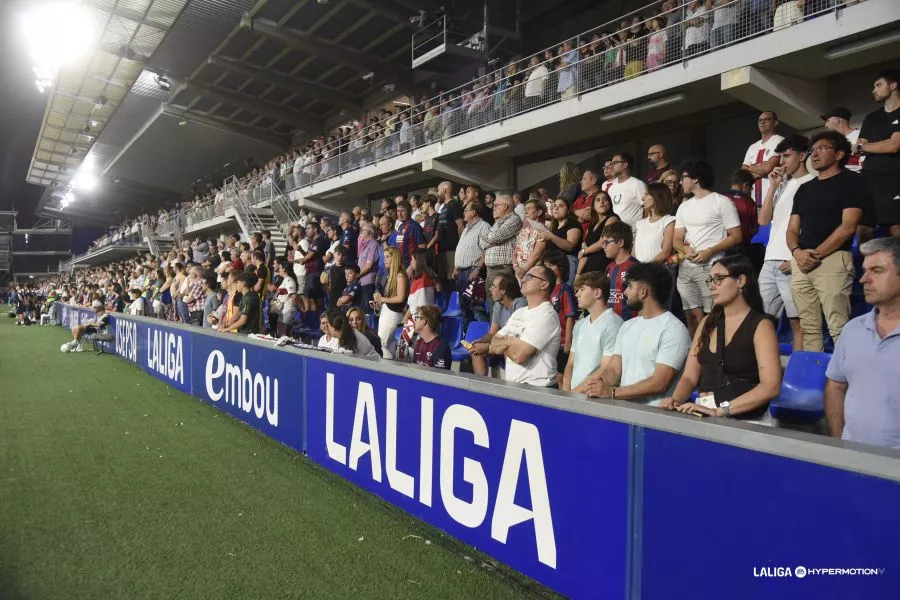 Aficionados del Huesca en El Alcoraz en el último partido ante el Leganés.