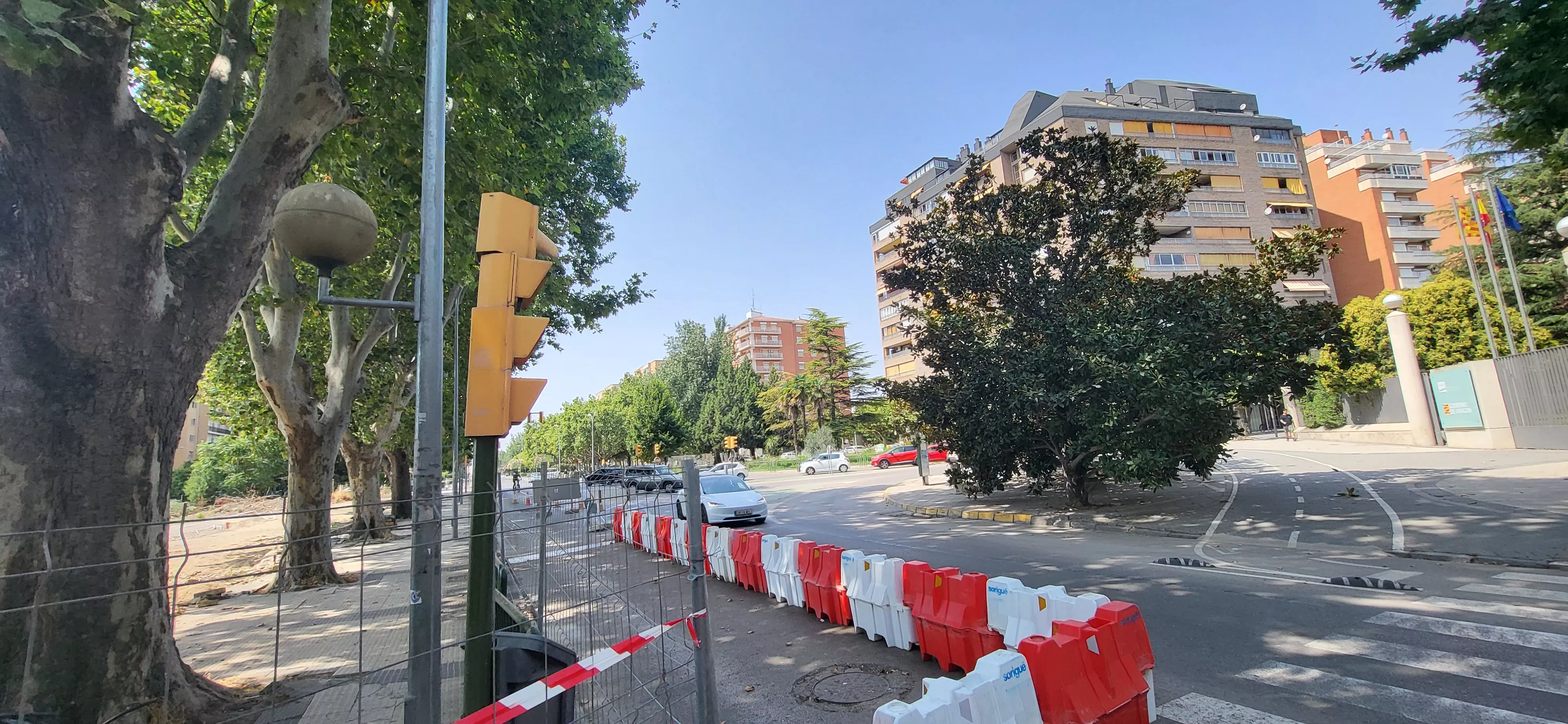 Corte de un carril en Martínez de Velasco por las obras de la rotonda.