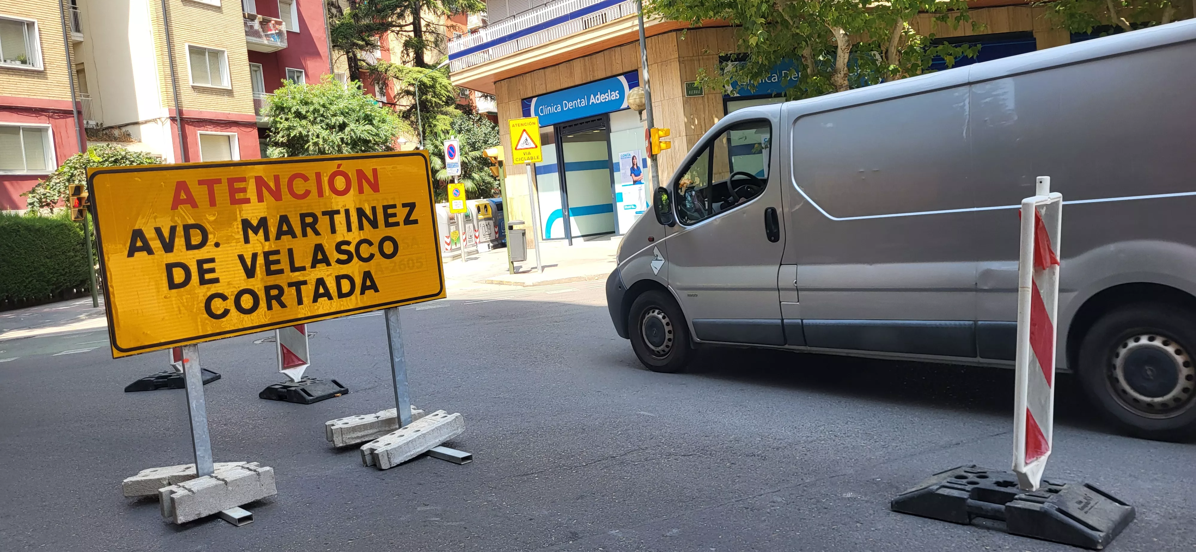 Corte de un carril en Martínez de Velasco por las obras de la rotonda.