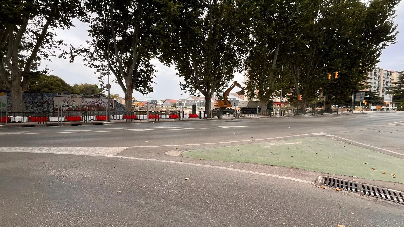 Corte de un carril en Martínez de Velasco por las obras de la rotonda.
