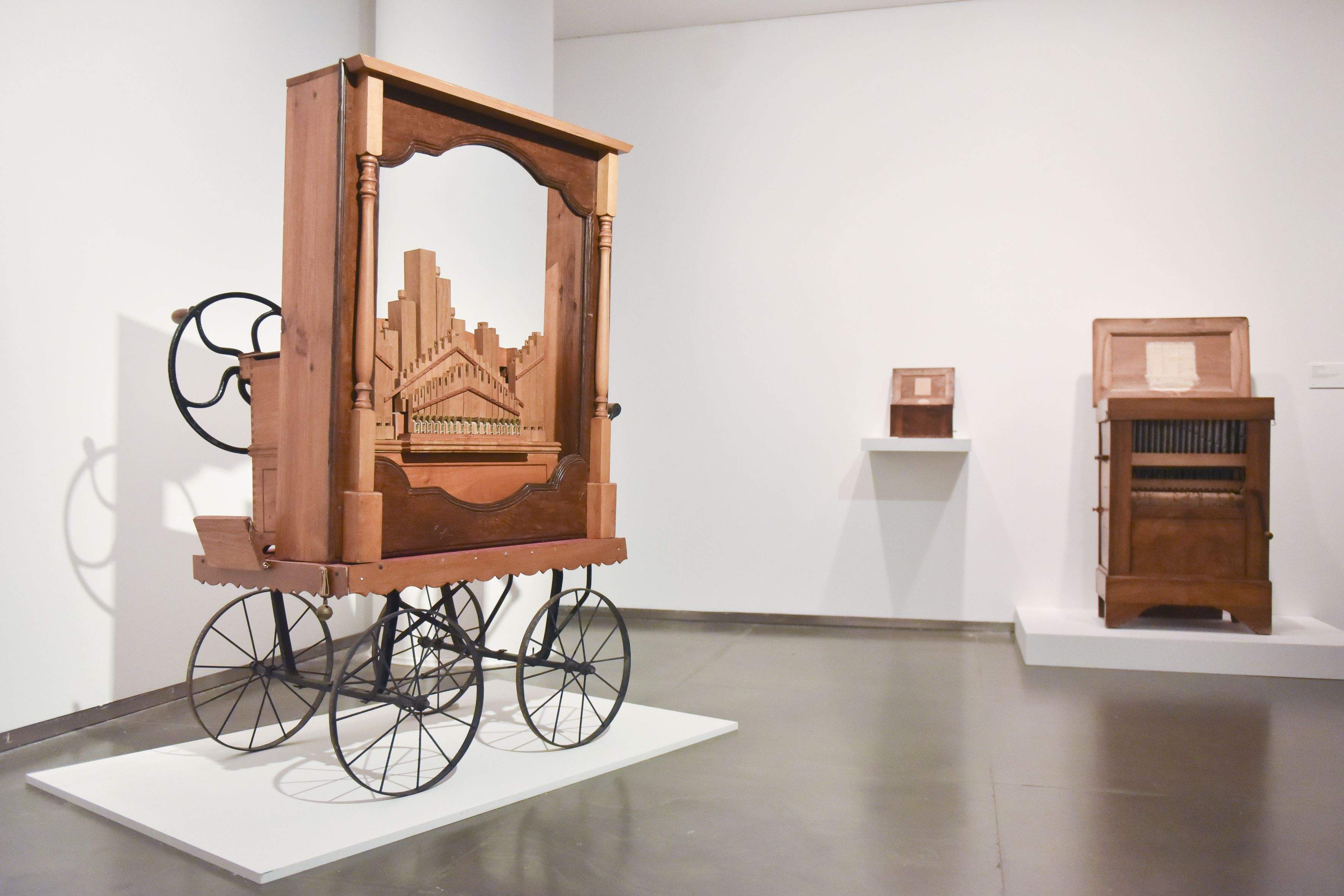 La muestra recoge más de un centenar de aparatos y mecanismos para grabar y reproducir el sonido creados entre 1850 y 1950. Foto Verónica Lacasa