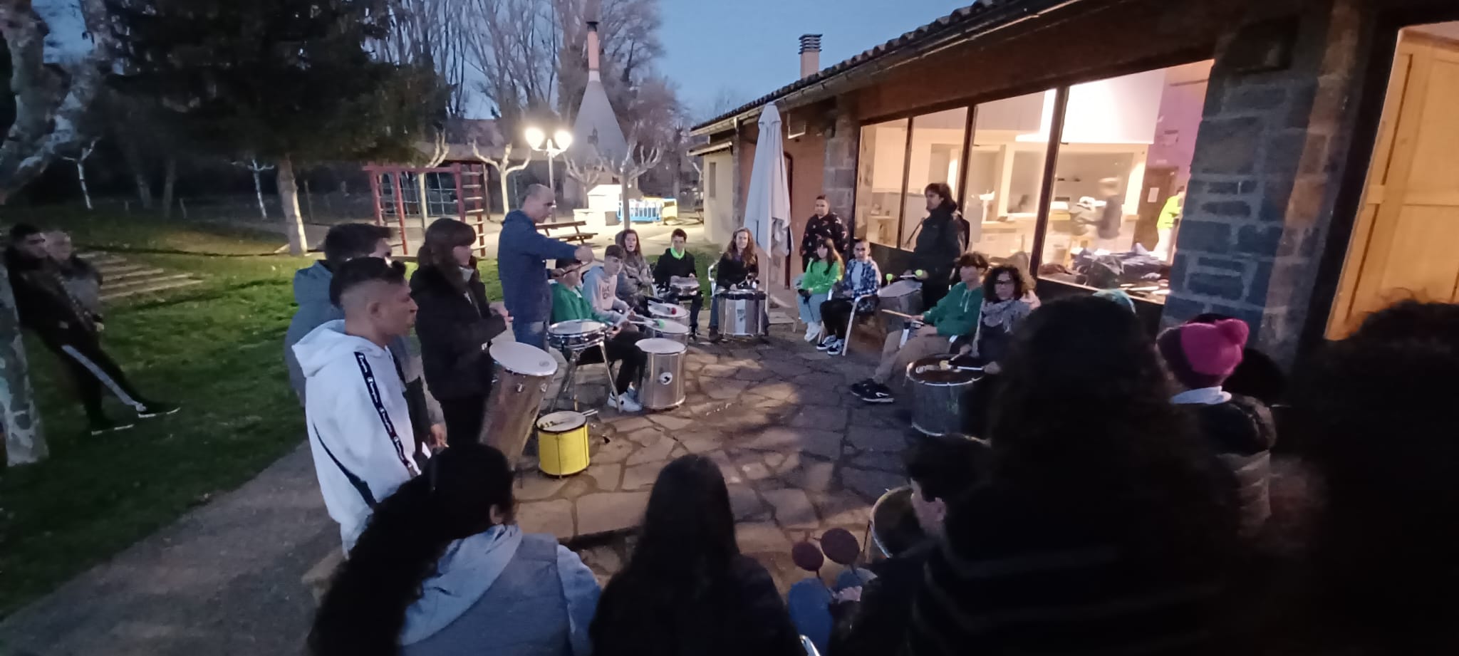 Los jóvenes italianos del programa Erasmus + participaron en Mostrarte en Santa Cilia.