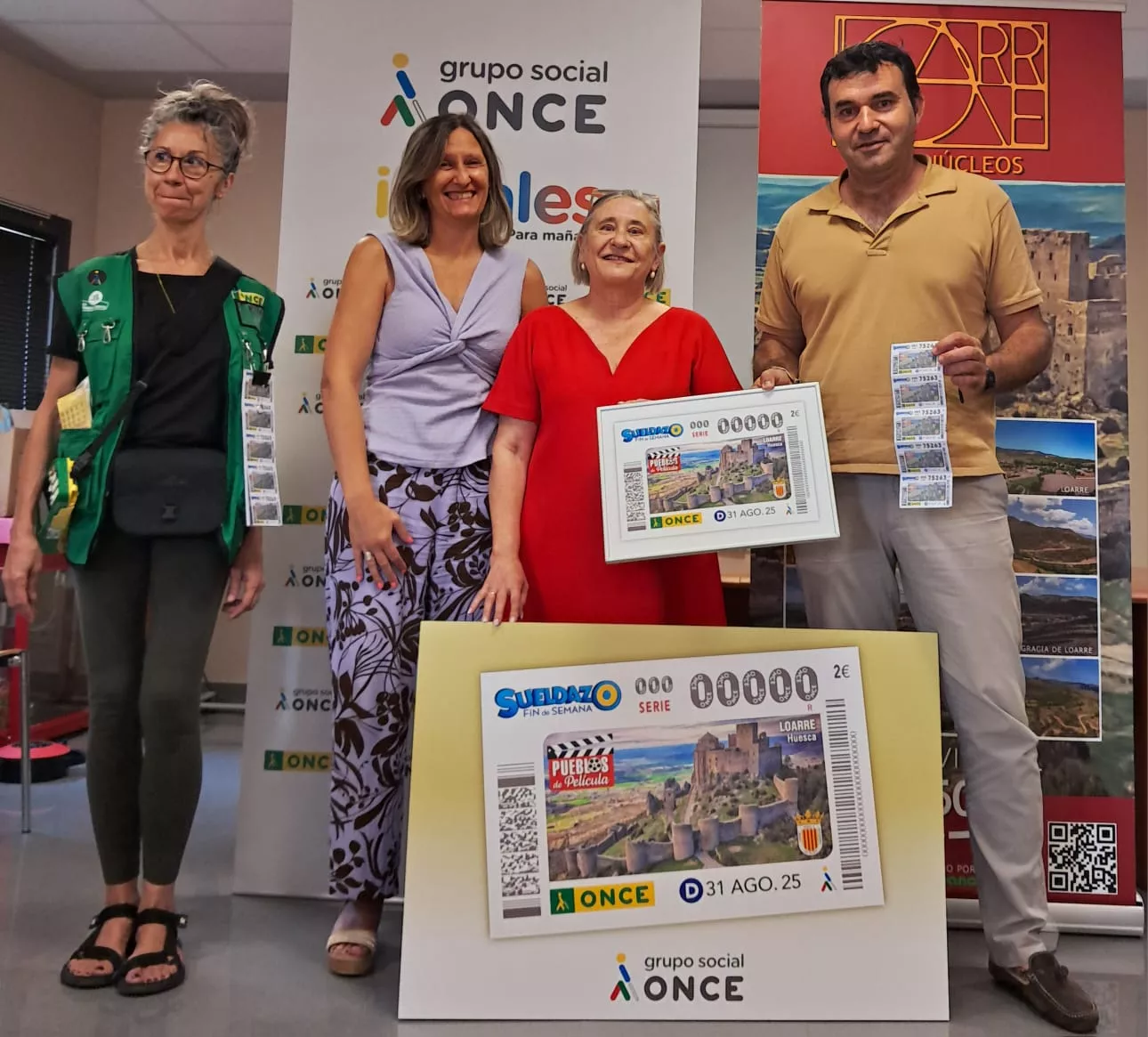 Representantes de la ONCE y el alcalde de Loarre, Roberto Orós