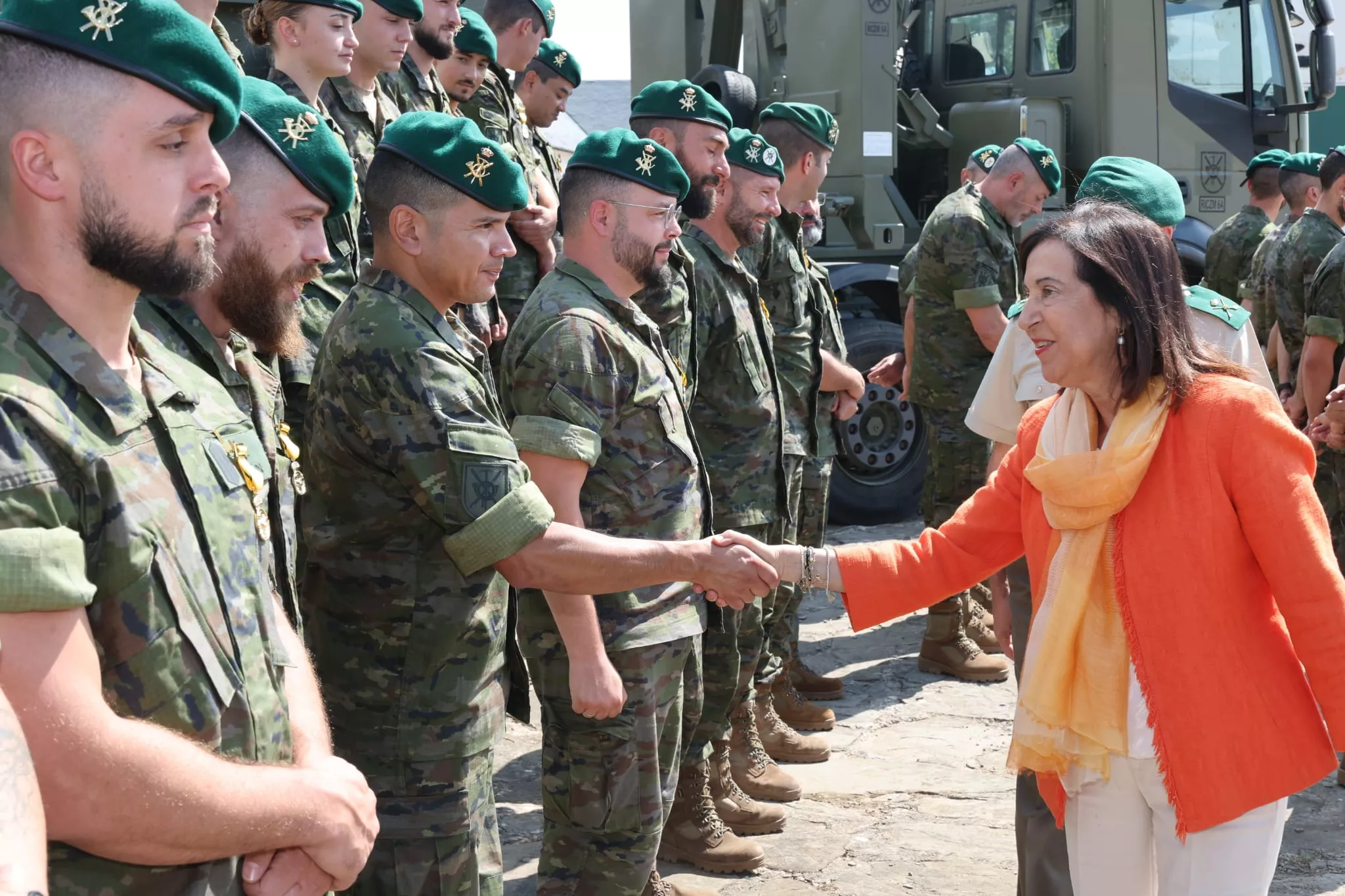 Margarita Robles en Jaca en la condecoración a miembros del Regimiento de Cazadores de Montaña