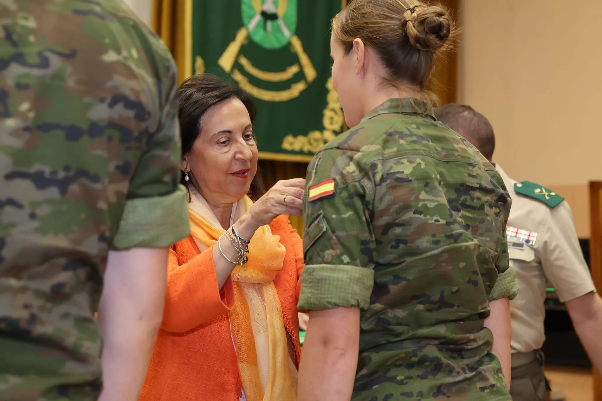 Visita de Margarita Robles a Jaca para condecorar a Cazadores de Montaña por la Dana