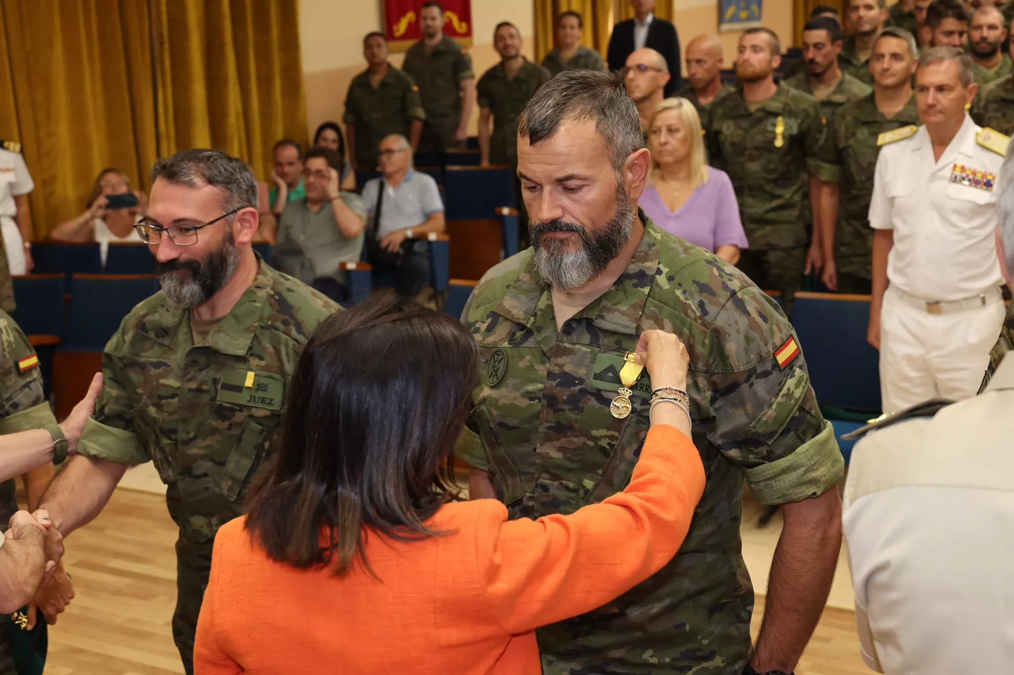 Visita de Margarita Robles a Jaca para condecorar a Cazadores de Montaña por la Dana