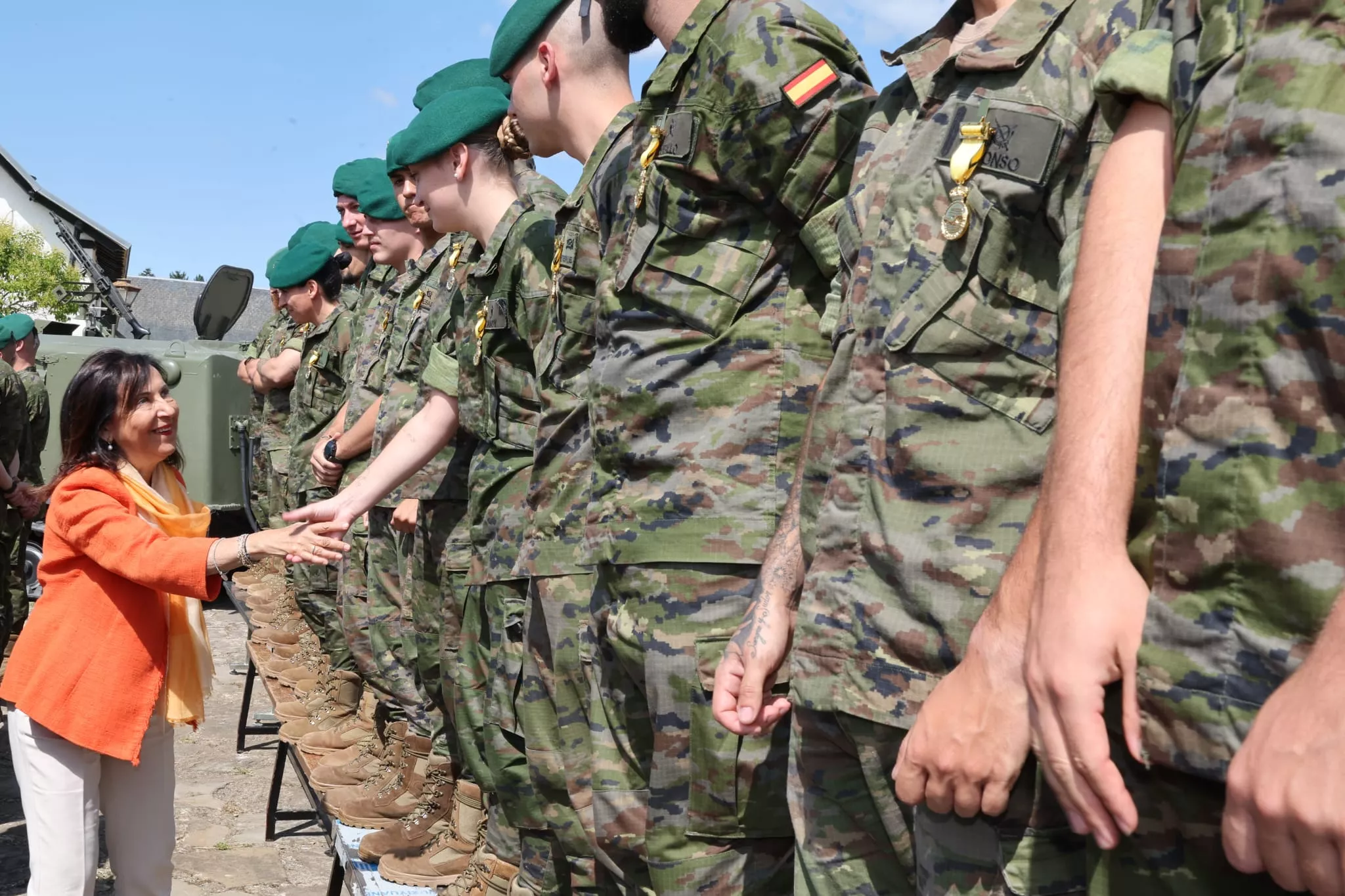 Visita de Margarita Robles a Jaca para condecorar a Cazadores de Montaña por la Dana