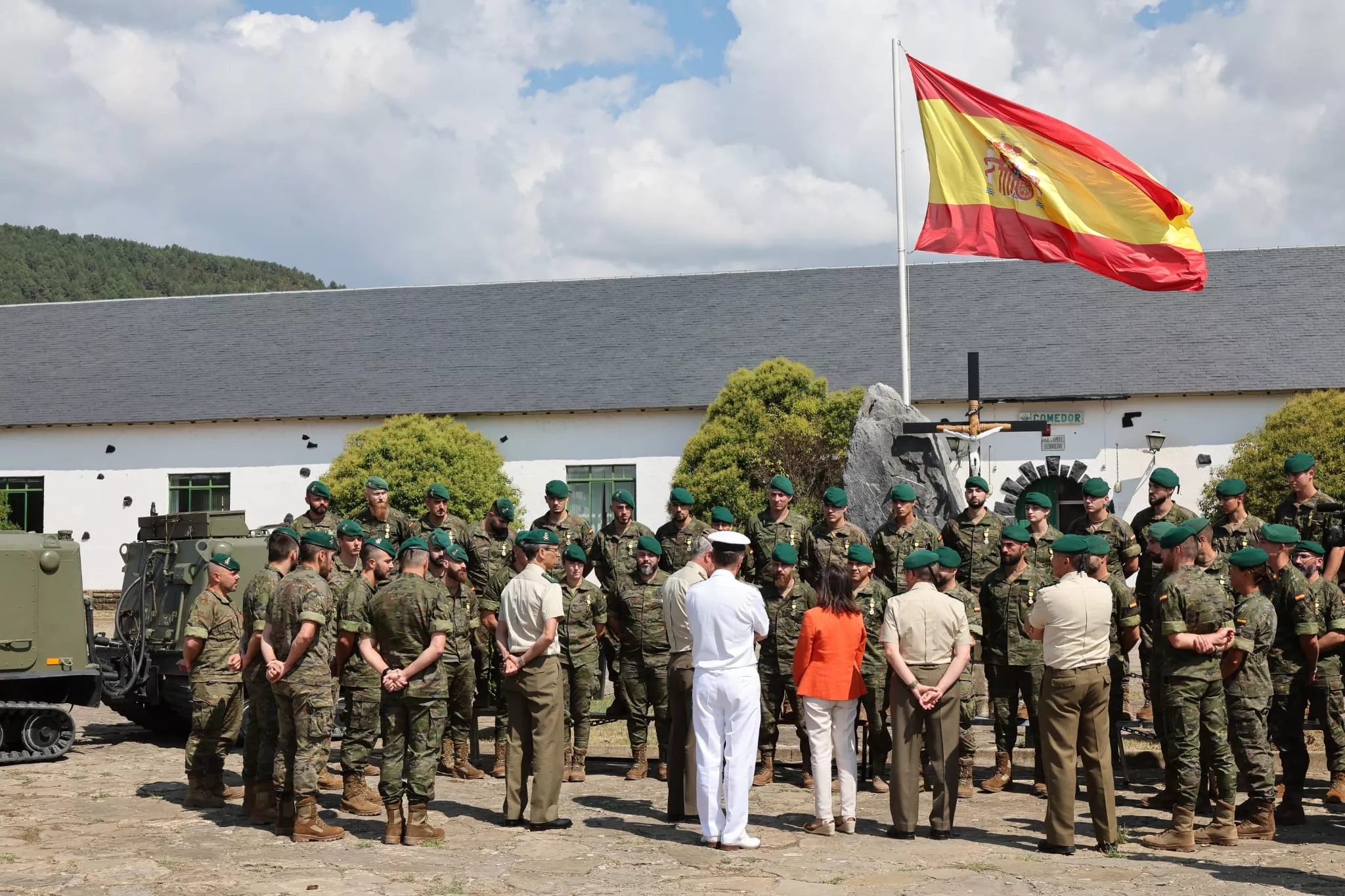 Visita de Margarita Robles a Jaca para condecorar a Cazadores de Montaña por la Dana