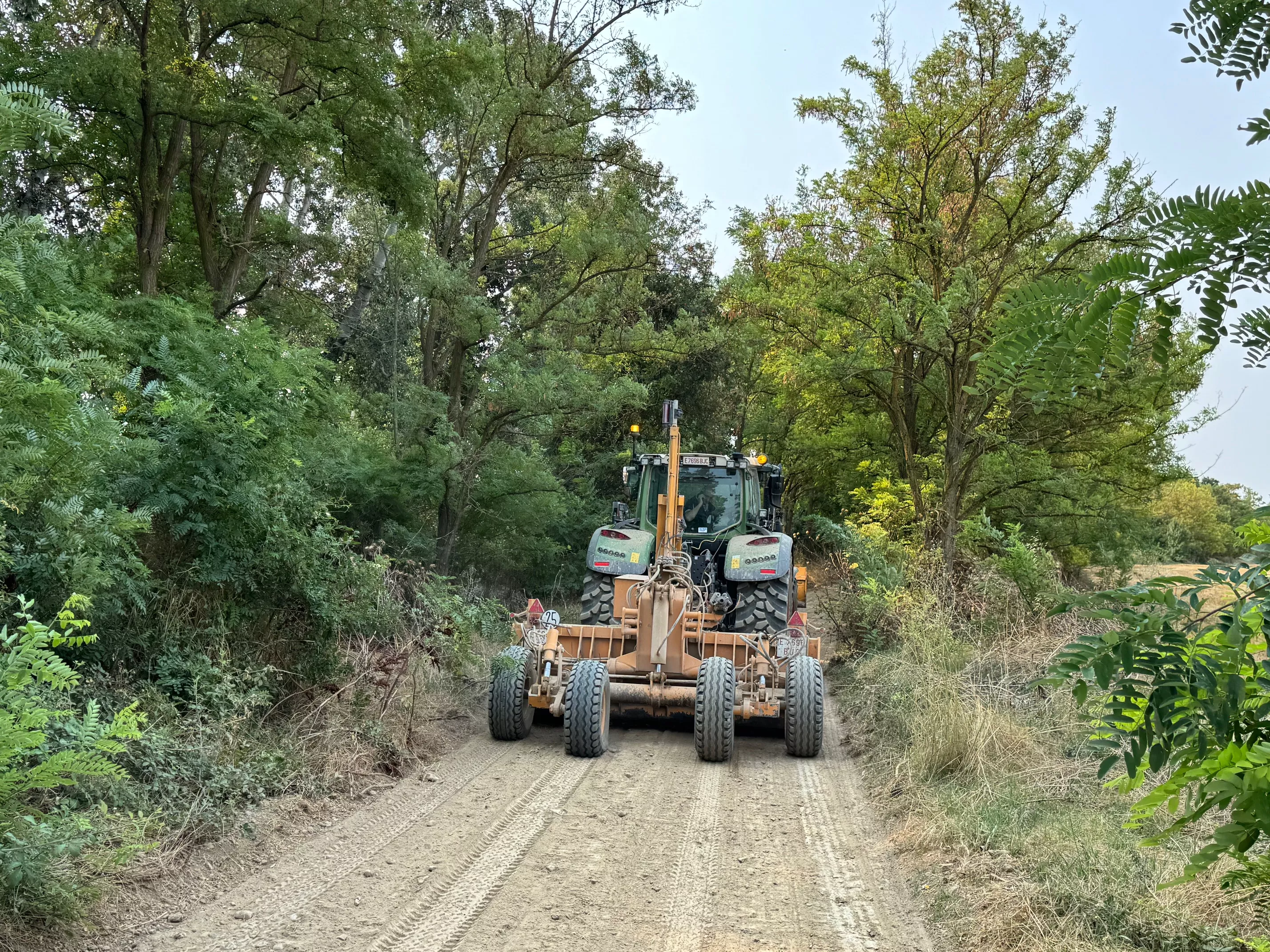 Trabajos previos de desbrozado y escarificado, de las nuevas vías ciclables.
