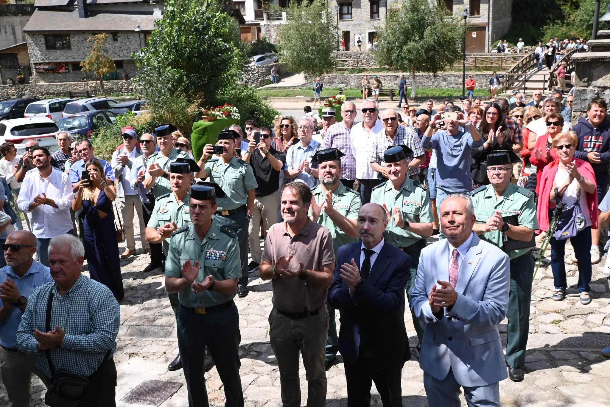 Los presentes aplauden la nueva calle en Sallent de Gállego. Foto Ramón Comet Los presentes aplauden la nueva calle en Sallent de Gállego. Foto Ramón Comet