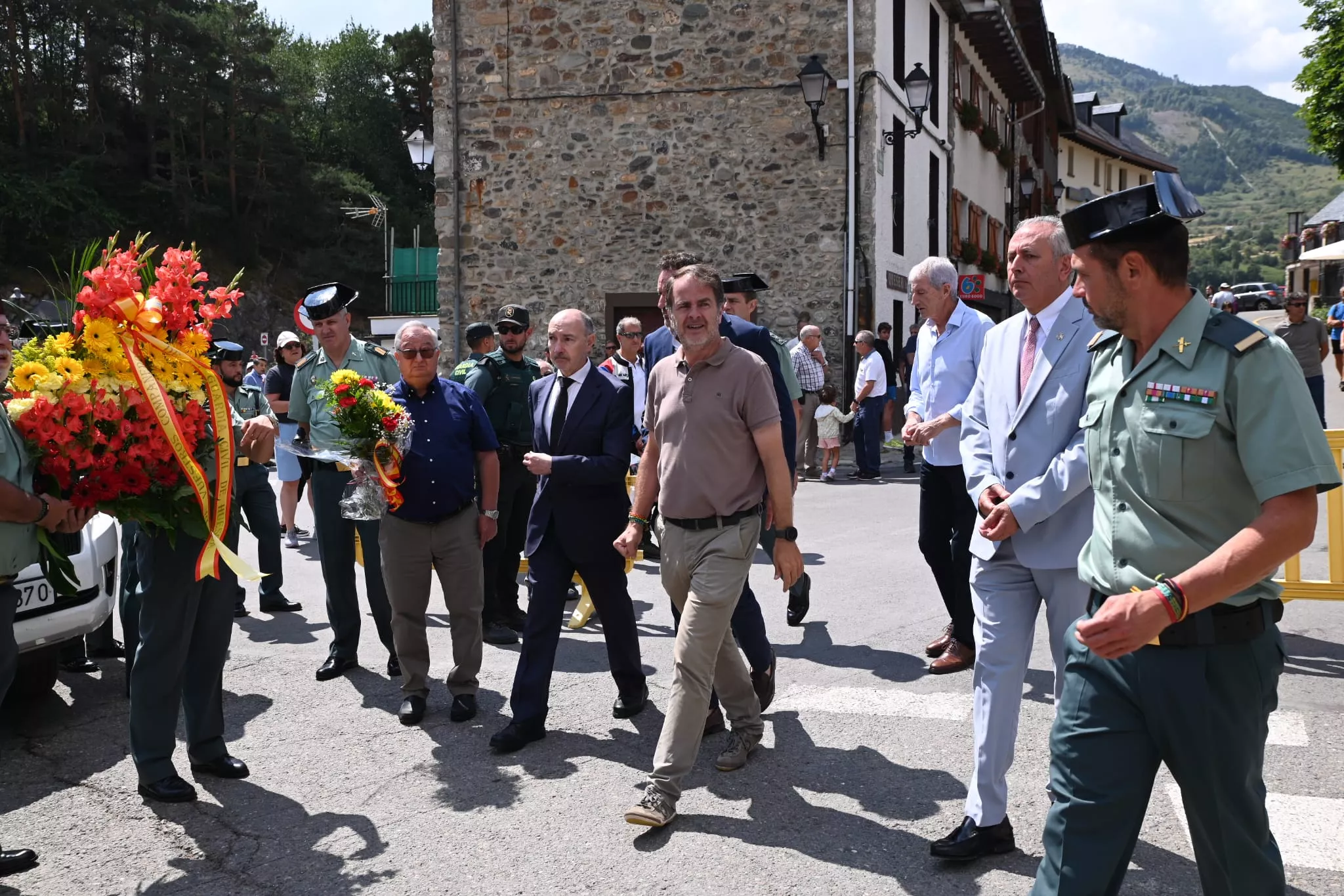 Homenaje a los guardias civiles asesinados por ETA en Sallent de Gállego en el 2000. Fotos Ramón Comet