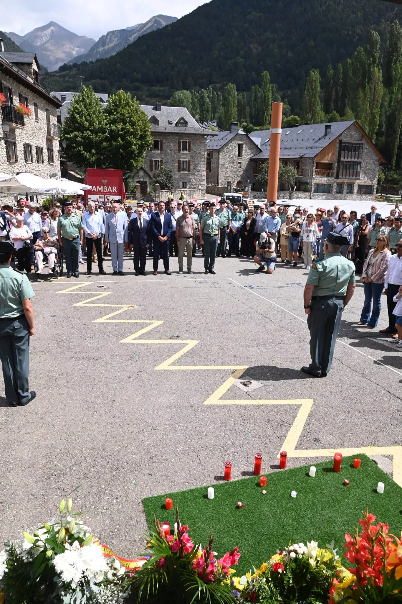 Homenaje a los guardias civiles asesinados por ETA en Sallent de Gállego en el 2000. Fotos Ramón Comet