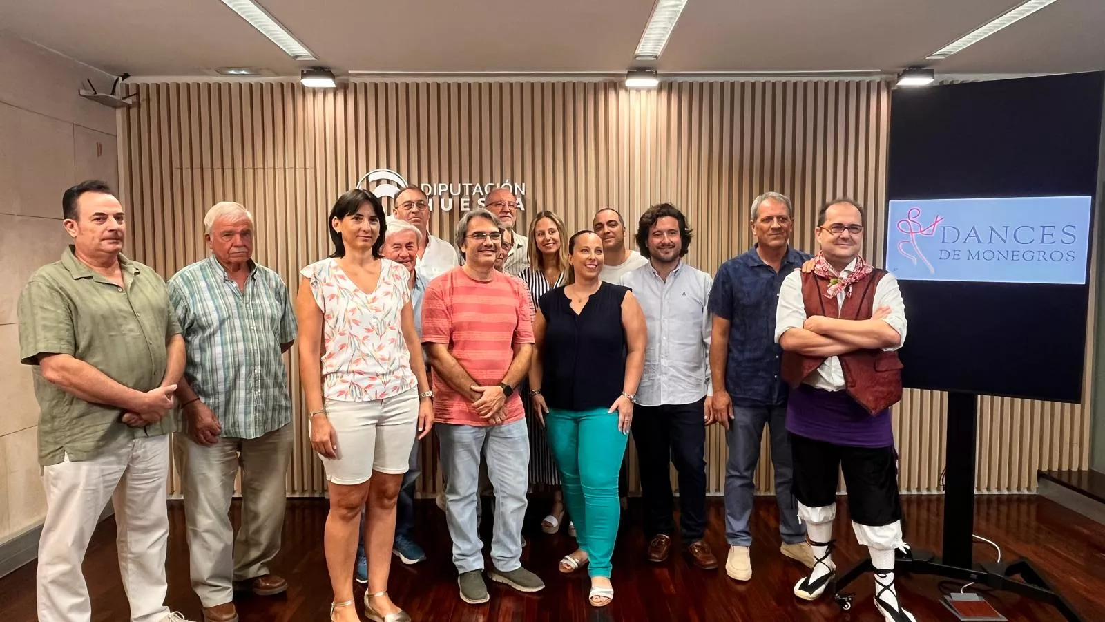 Participantes en la presentación del IV Encuentro de Dances de Monegros que se celebrará en Robres. Foto Mercedes Manterola