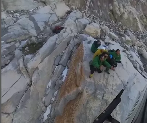 Rescate de cuatro montañeros con hipotermia en el Pirineo durante una noche de tormenta.