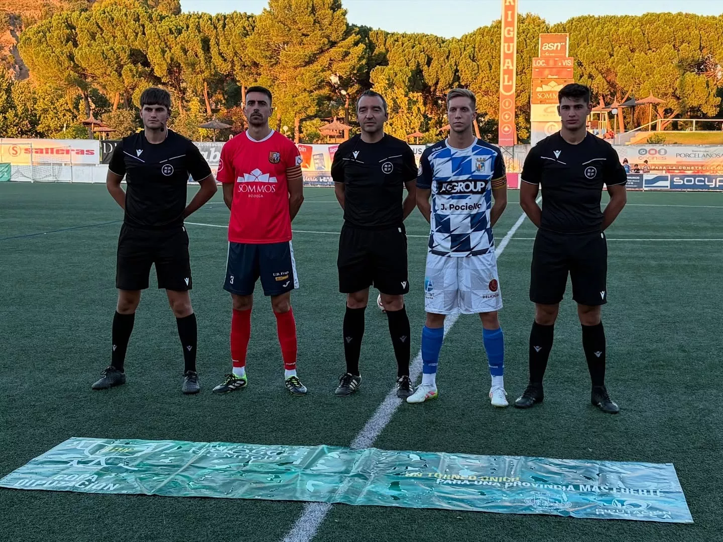 Saludo inicial entre capitanes y árbitros antes del partido.