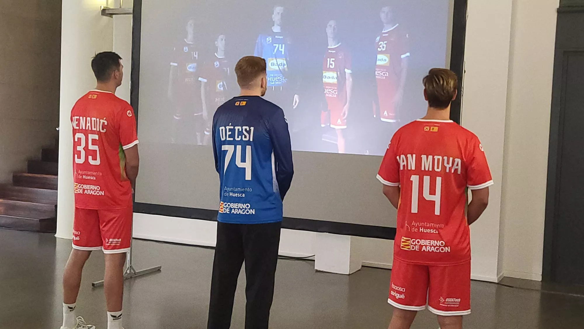 Presentación de la primera equipación de Bada Huesca