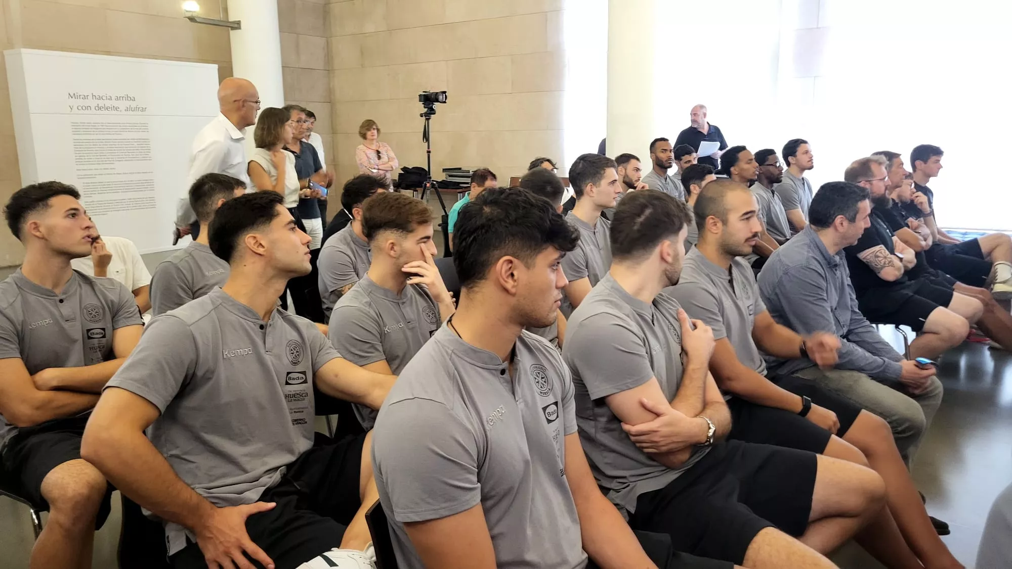 Presentación de la primera equipación de Bada Huesca