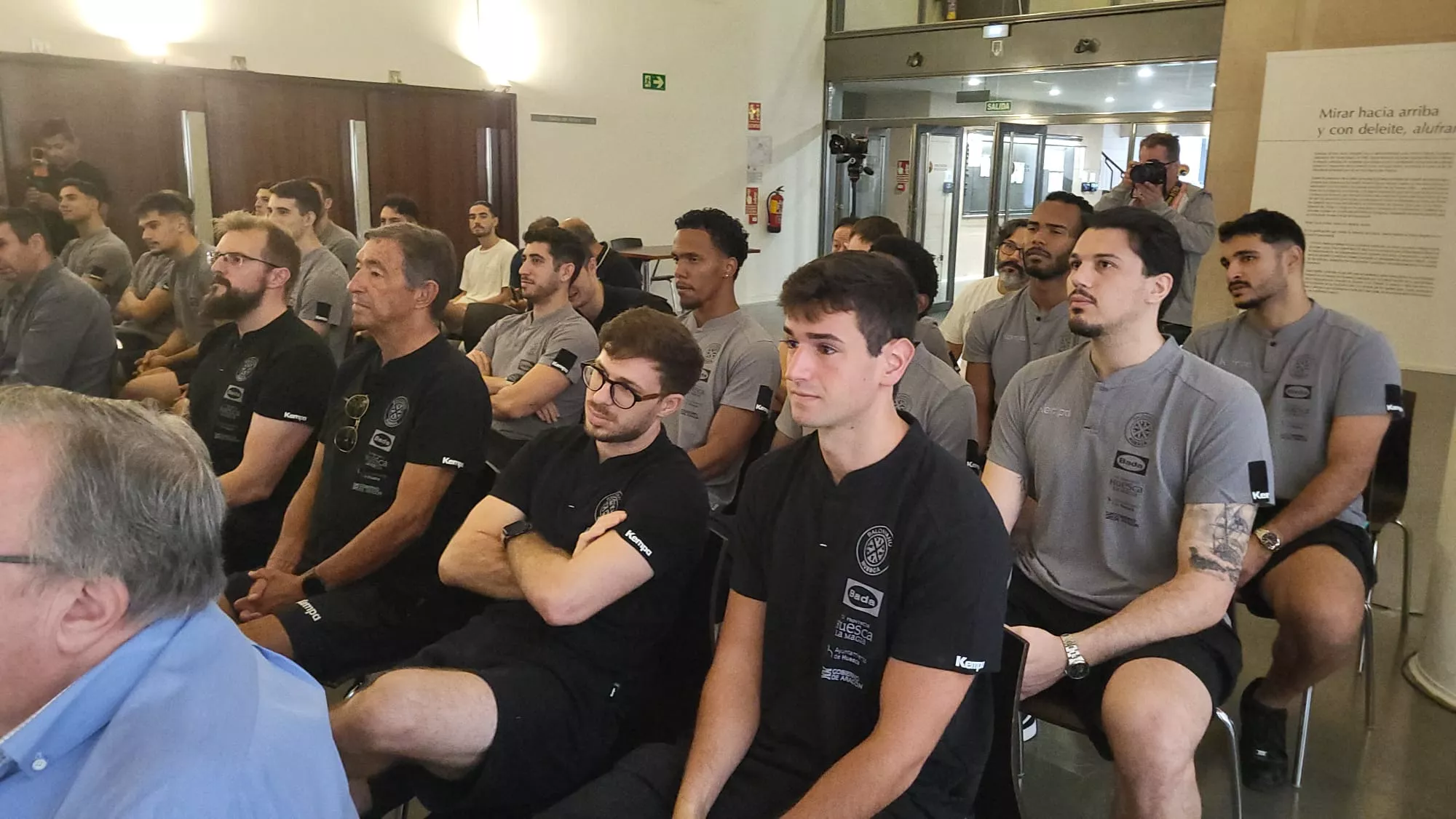 Presentación de la primera equipación de Bada Huesca
