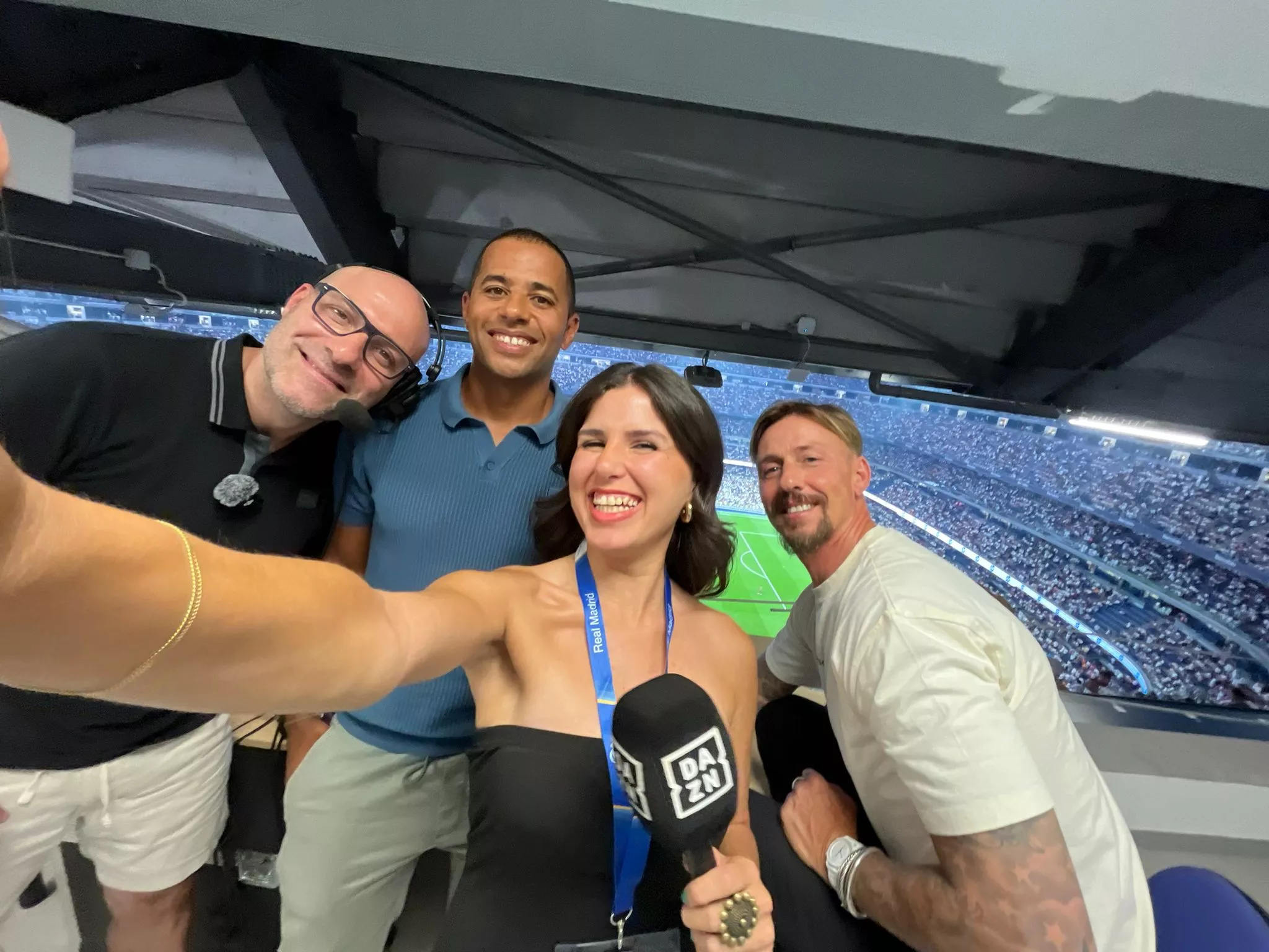 Eva Rico, el miércoles en el Bernabéu con el equipo de la retransmisión del partido