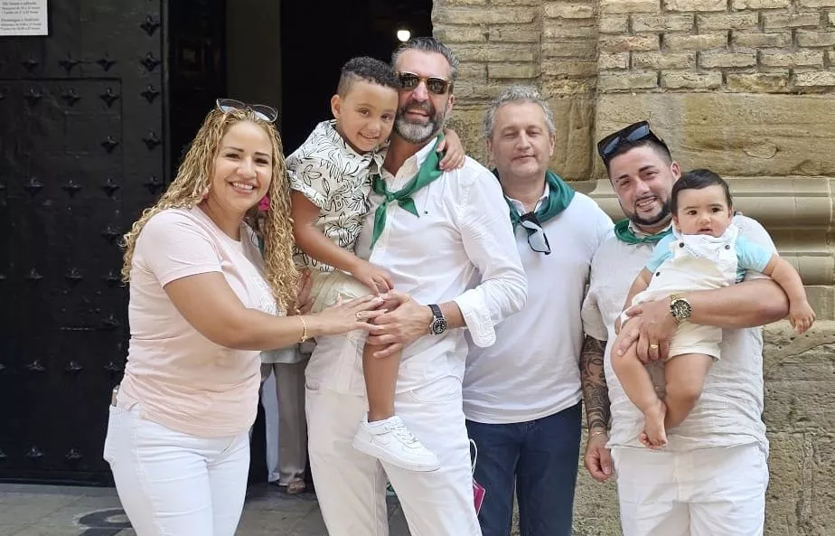 Ailen y su familia con Escario y el secretario de los Danzantes de Huesca.