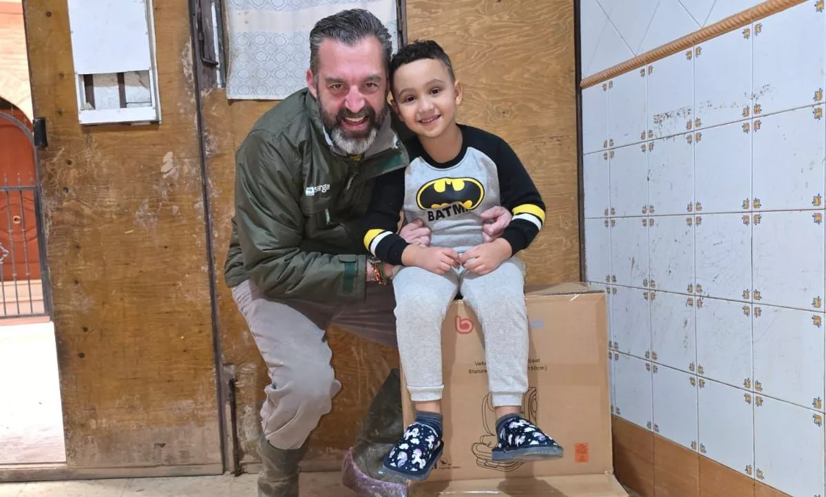 Escario con Jhonny sobre la nueva silleta aportada por los Danzantes.