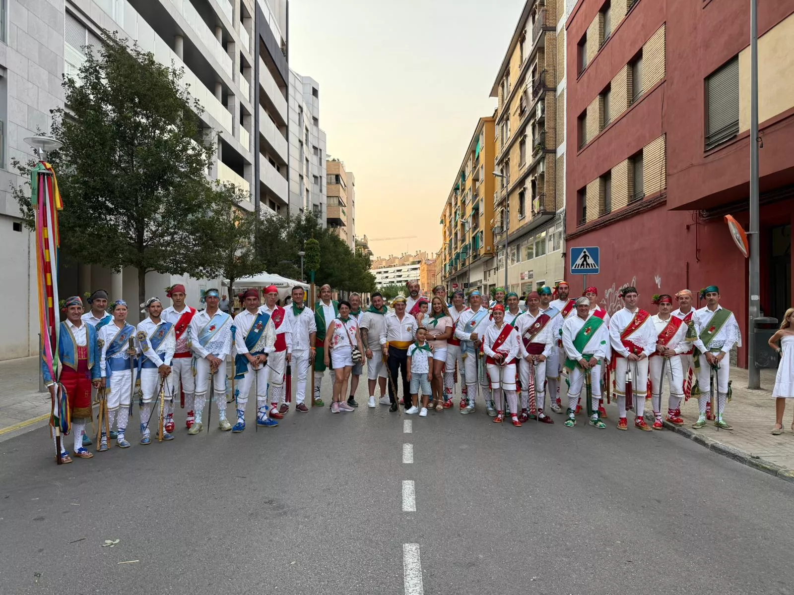 Ailen y su familia con los Danzantes, antes de la Ofrenda a San Lorenzo.
