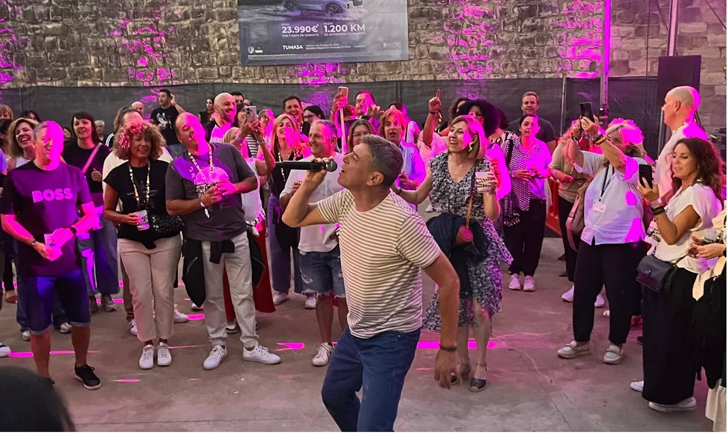 Actuación de Javier Ojeda en el Metro Festival 2025 en Almudévar. Foto Mercedes Manterola