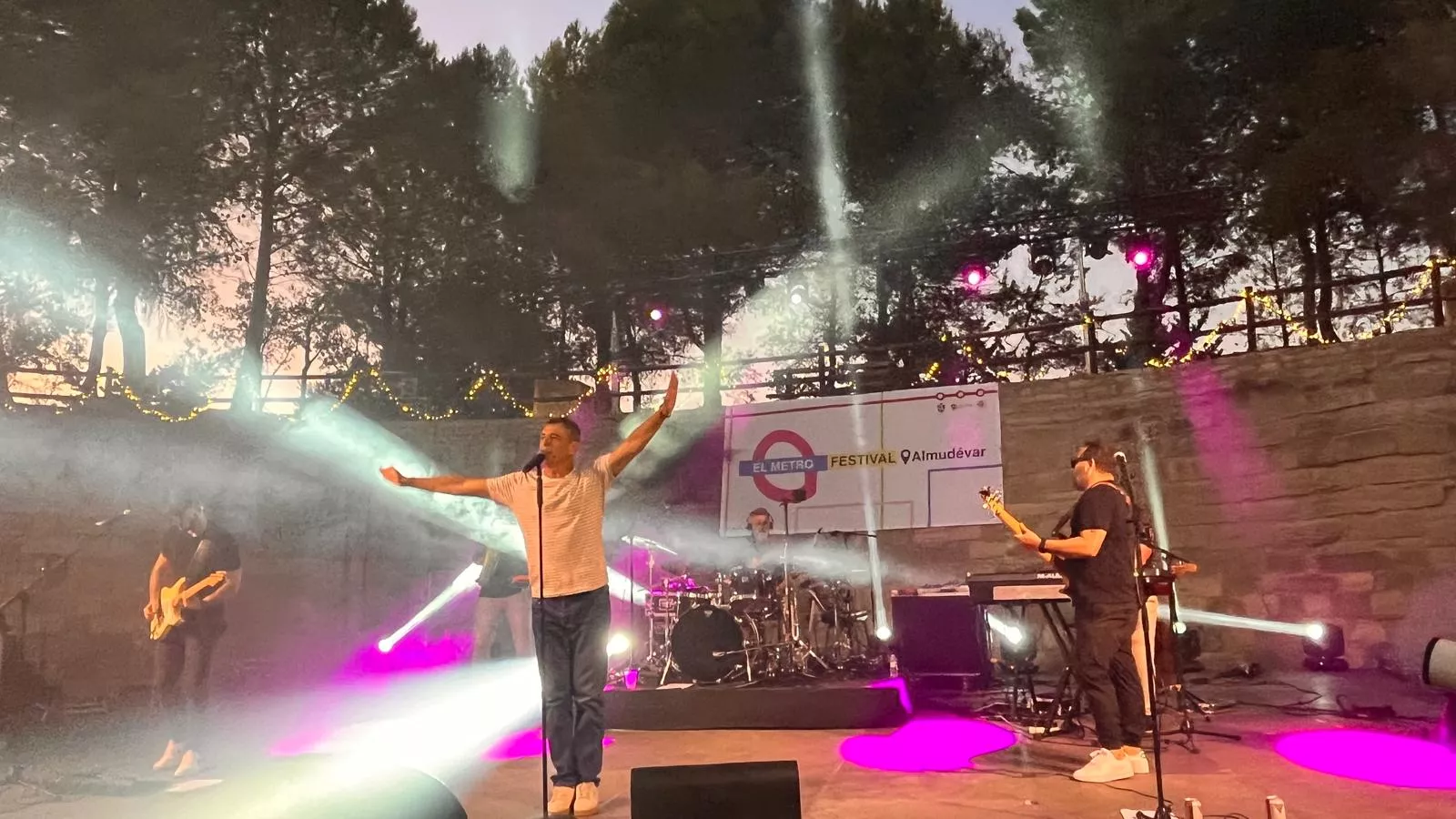 Actuación de Javier Ojeda en el Metro Festival 2025 en Almudévar. Foto Mercedes Manterola