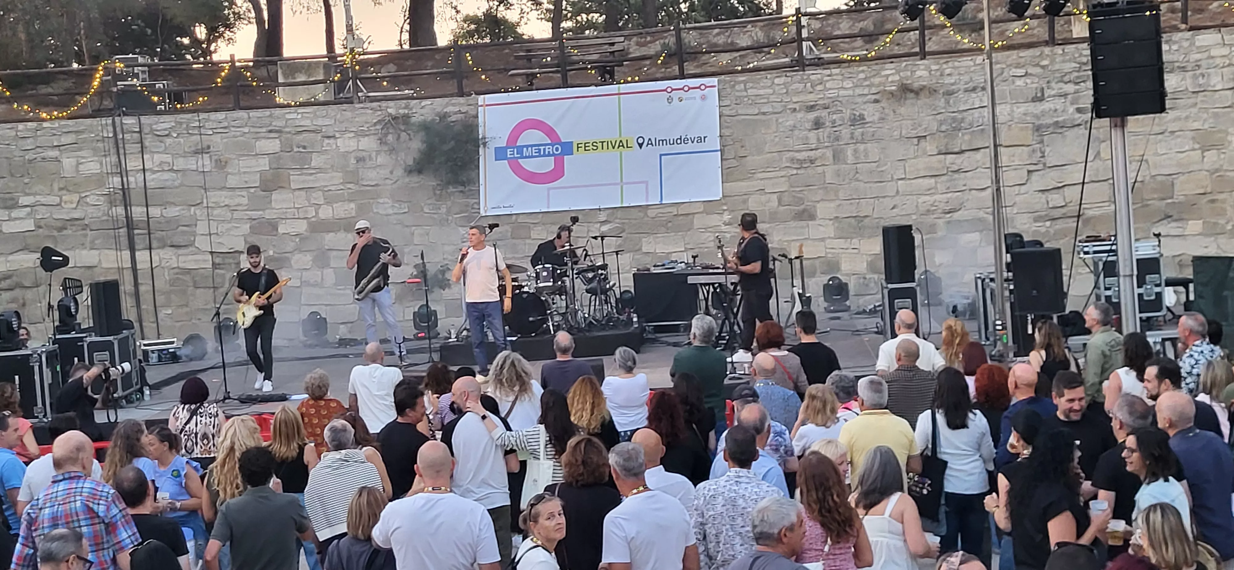 Actuación de Javier Ojeda en el Metro Festival 2025 en Almudévar. Foto Mercedes Manterola