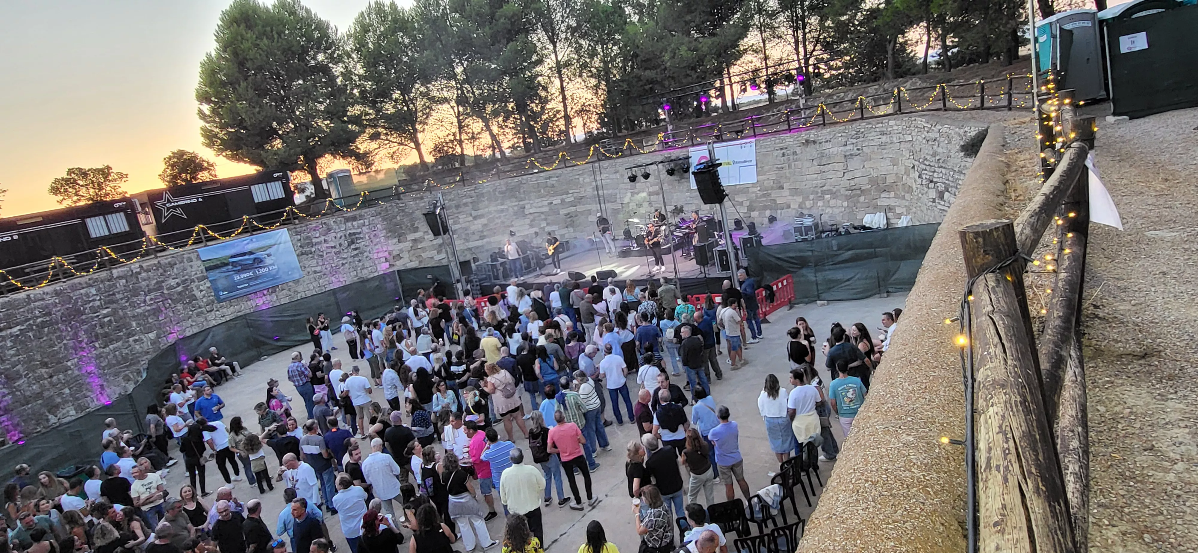 Actuación de Javier Ojeda en el Metro Festival 2025 en Almudévar. Foto Mercedes Manterola