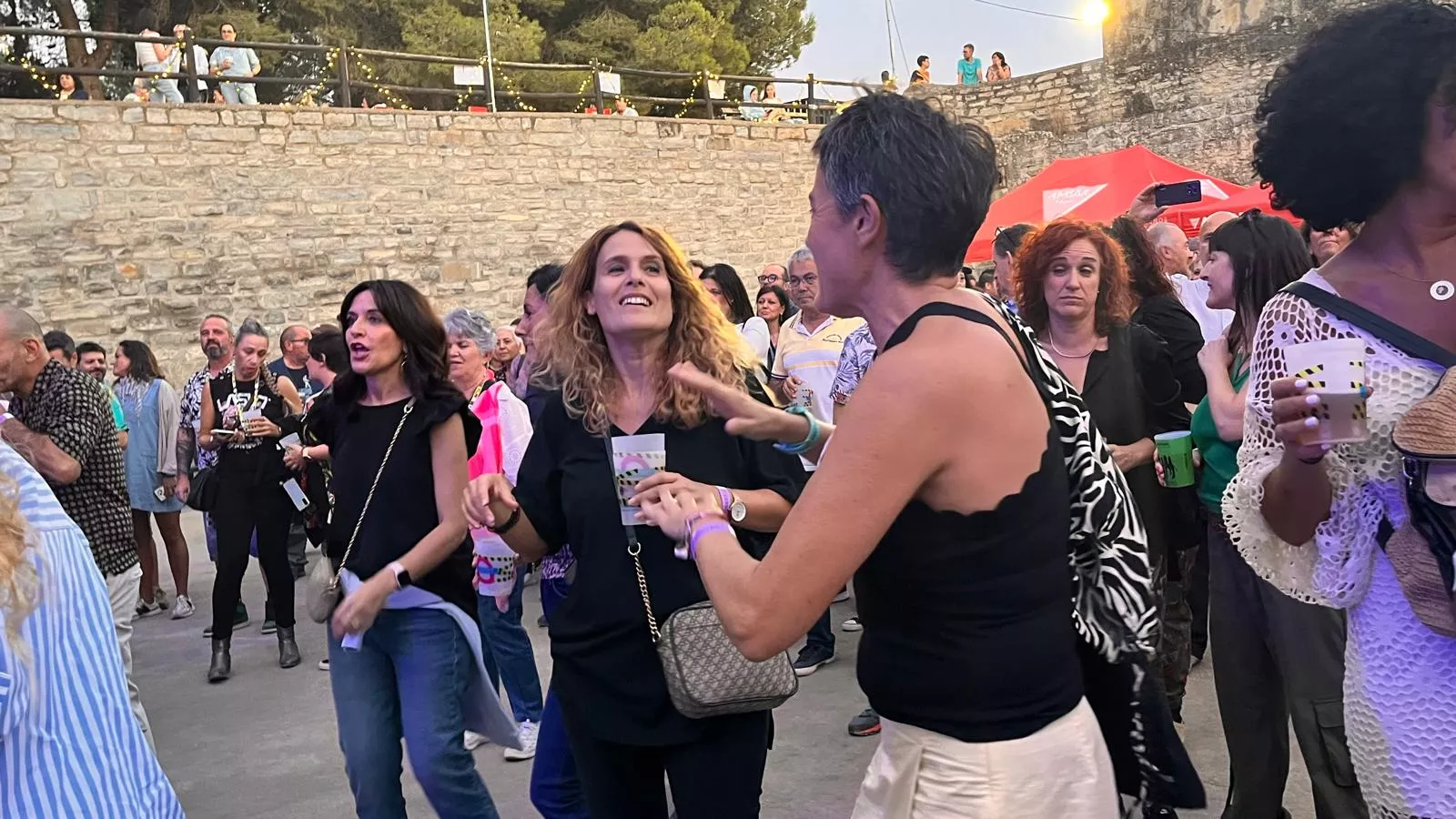 Actuación de Javier Ojeda en el Metro Festival 2025 en Almudévar. Foto Mercedes Manterola