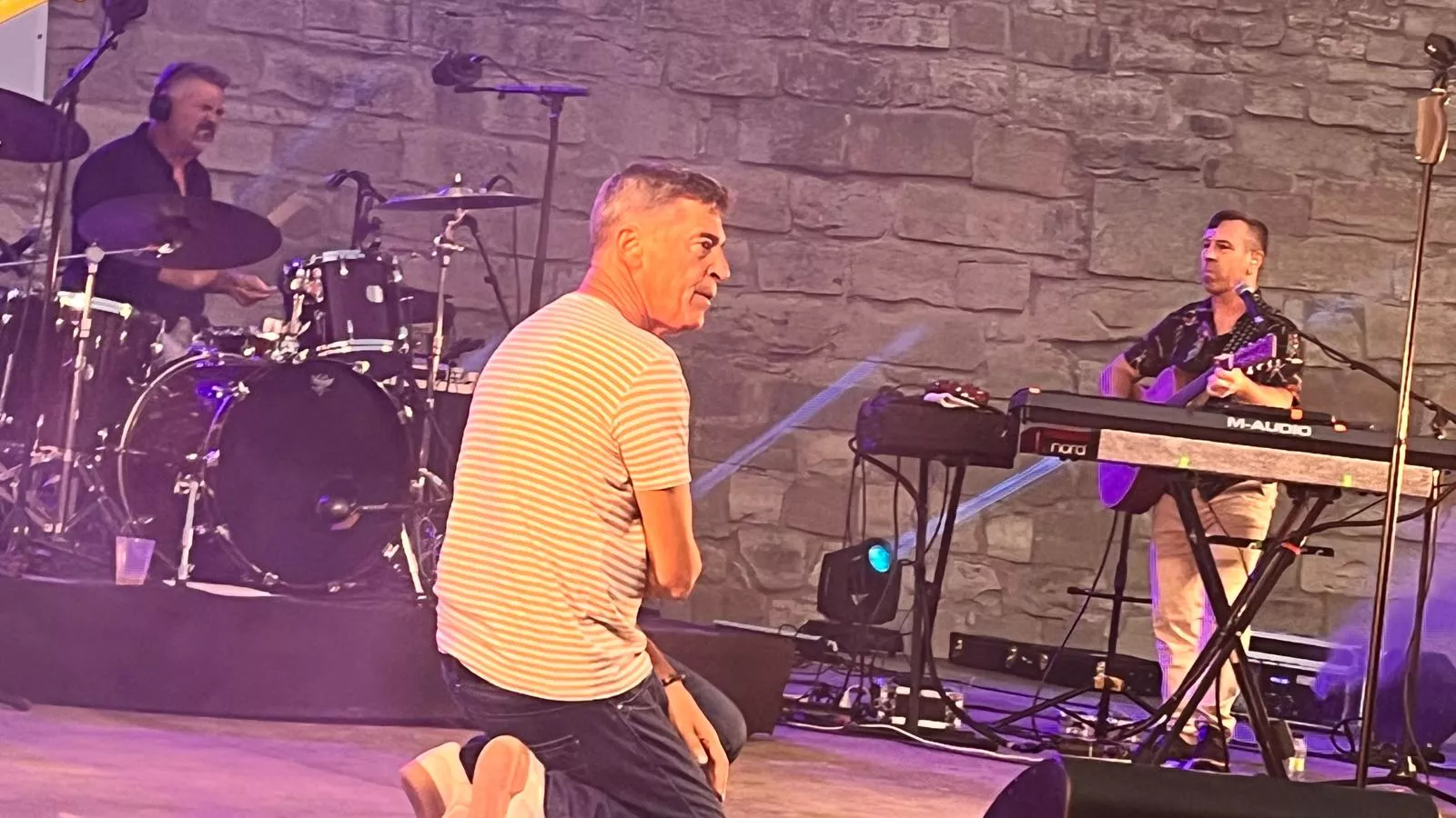 Actuación de Javier Ojeda en el Metro Festival 2025 en Almudévar. Foto Mercedes Manterola