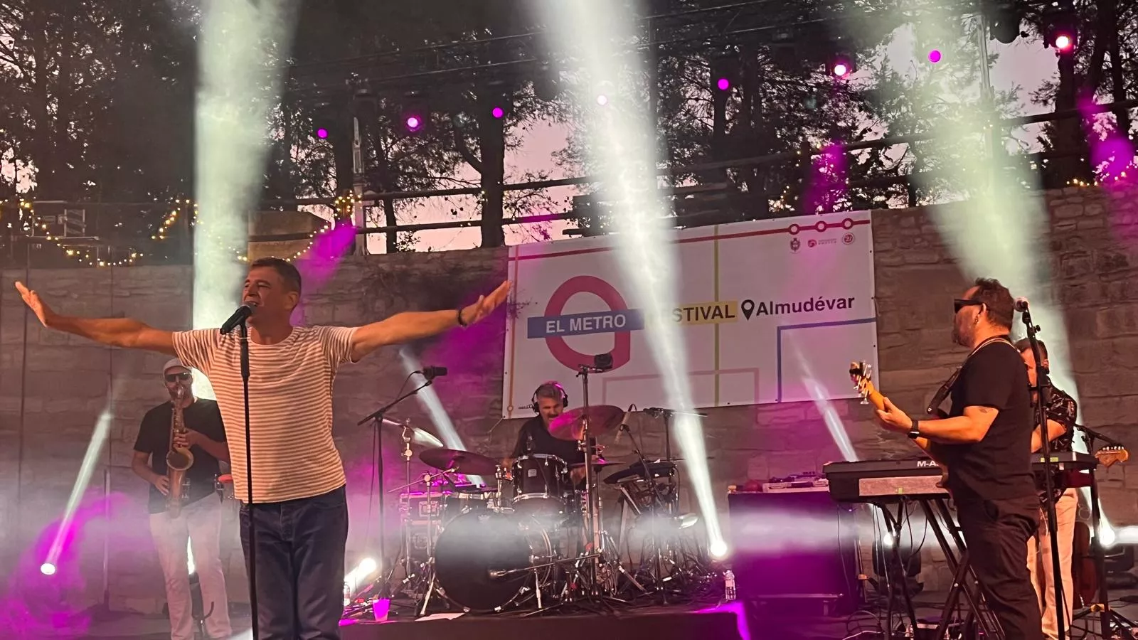 Actuación de Javier Ojeda en el Metro Festival 2025 en Almudévar. Foto Mercedes Manterola
