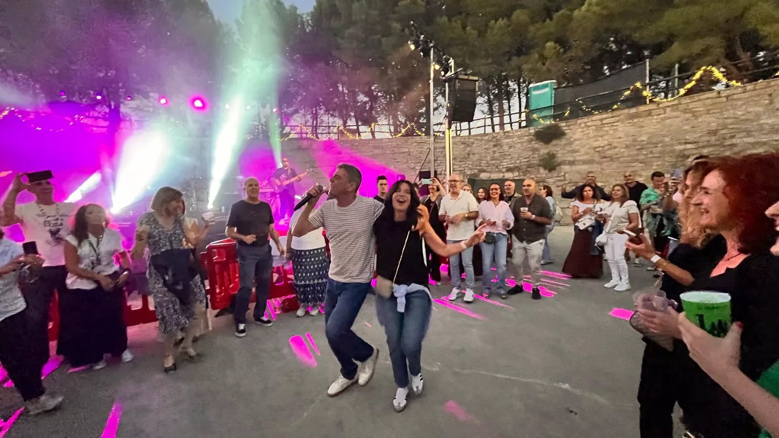 Actuación de Javier Ojeda en el Metro Festival 2025 en Almudévar. Foto Mercedes Manterola