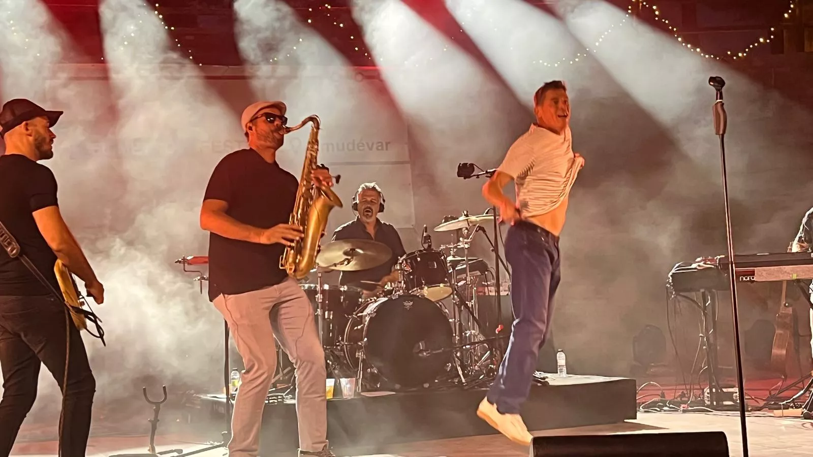 Actuación de Javier Ojeda en el Metro Festival 2025 en Almudévar. Foto Mercedes Manterola