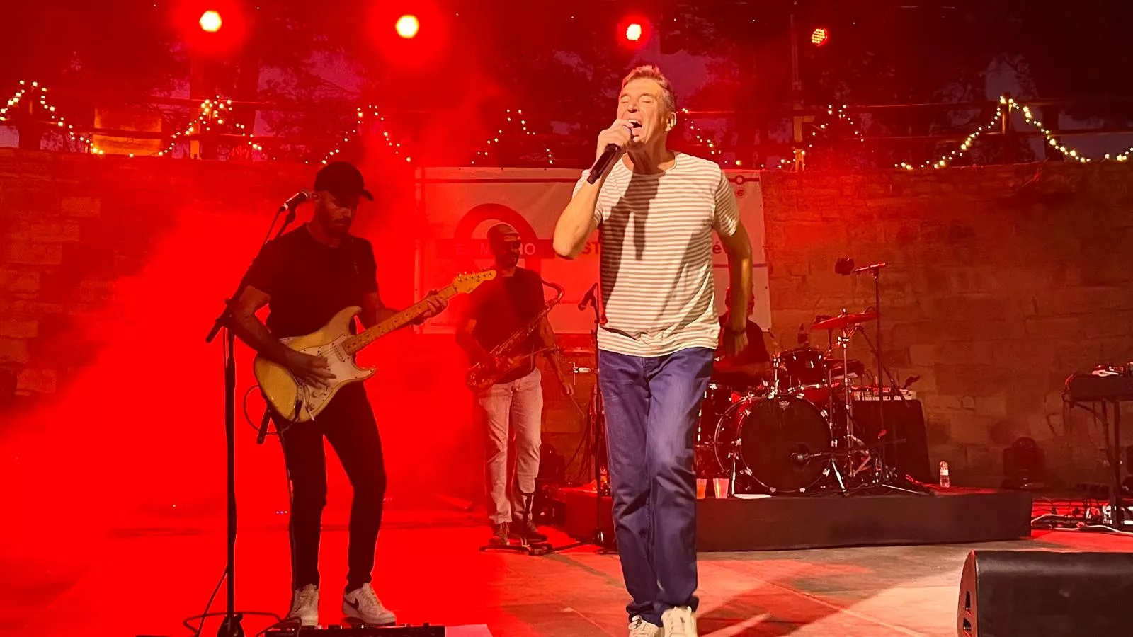 Actuación de Javier Ojeda en el Metro Festival 2025 en Almudévar. Foto Mercedes Manterola