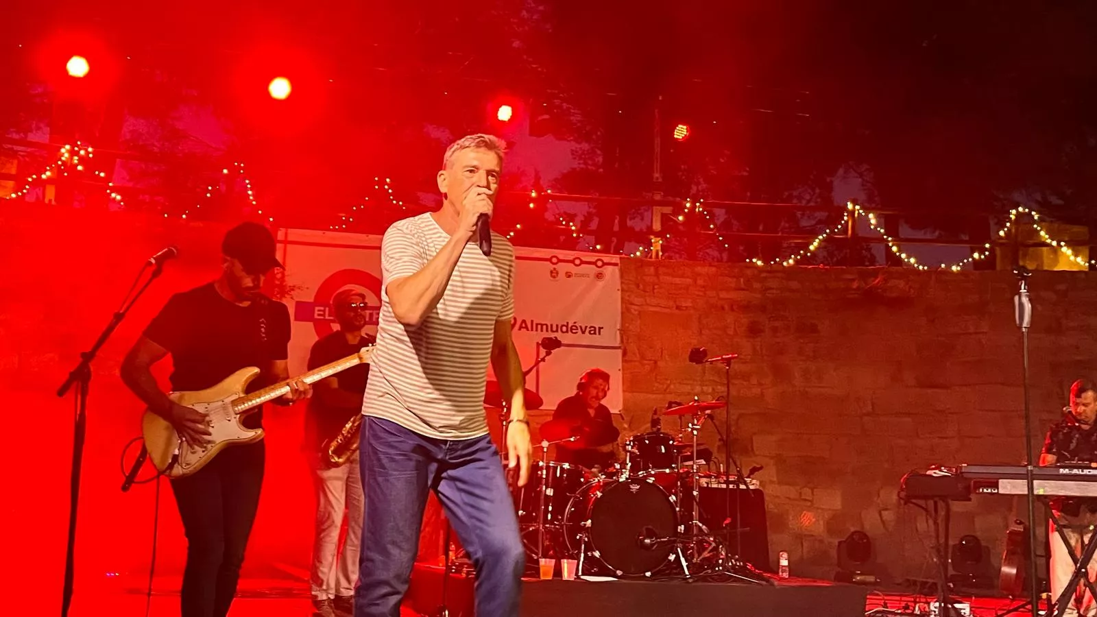 Actuación de Javier Ojeda en el Metro Festival 2025 en Almudévar. Foto Mercedes Manterola